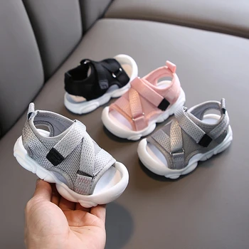 Летние сандалии для малышей, обувь для маленьких девочек, однотонные дышащие кроссовки из сетчатой ткани, детские уличные спортивные сандалии для младенцев с защитой от столкновений