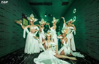 Белая экзотическая красивая танцевальная вечеринка с павлином в тематическом костюме gogo для ночного клуба и бара