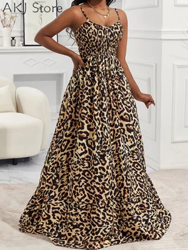 Женское гофрированное платье макси на бретелях с леопардовым принтом.