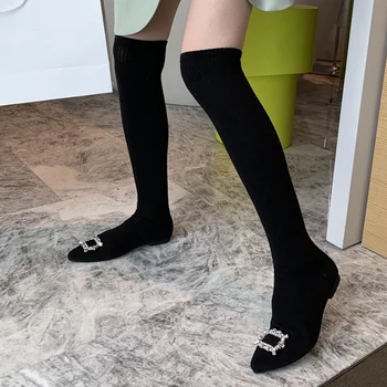 Новый дизайн, женская обувь с хрустальной пряжкой, тонкие сапоги до бедра, повседневные ботинки на плоской подошве из черной эластичной ткани выше колена